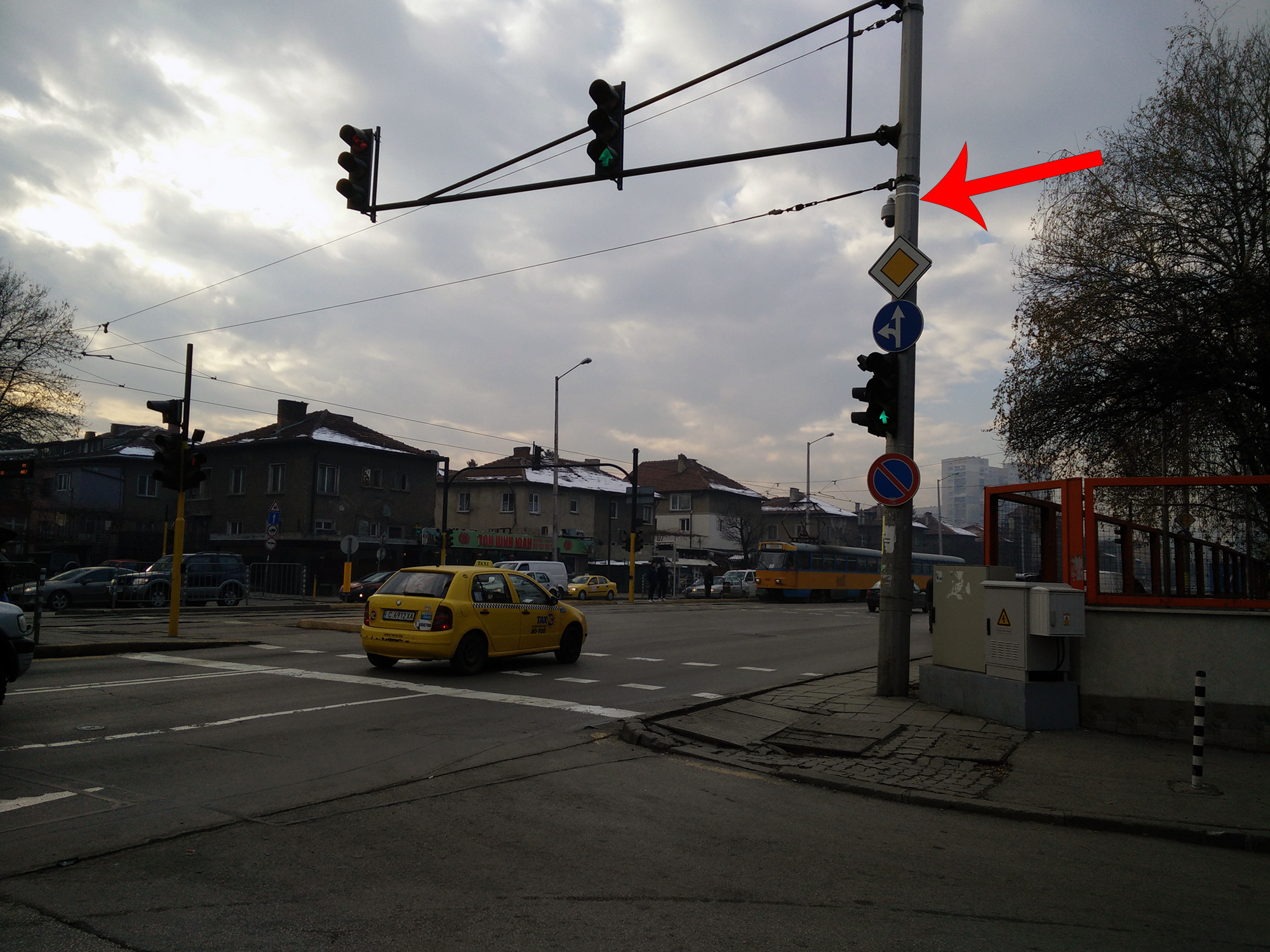 Пешеходен светофар преди Лукойл