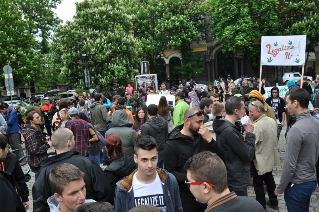 Протестиращите се събират на площад Света Неделя