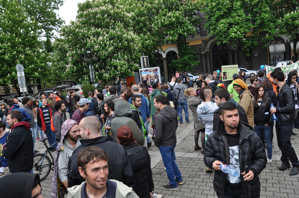Протестиращите се събират на площад Света Неделя